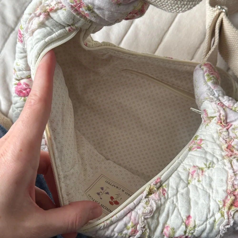 Hand Quilted “Baggu” style Crescent Bag - Picture 4 of 4